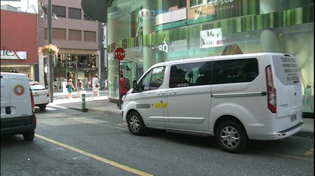 El sector del taxi veu complicat unificar les dues centrals que o
