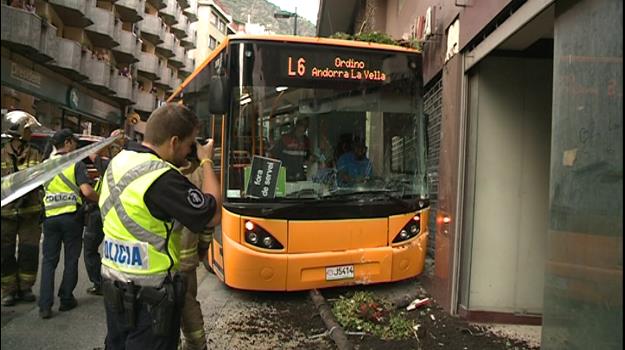Un autobús s'encasta contra un local de l'avinguda Santa Coloma