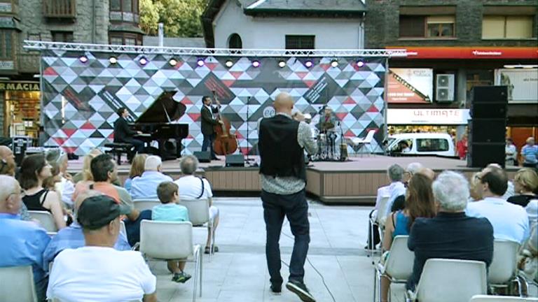 La plaça Coprínceps ha acollit l'últim concert de jazz al carrer 