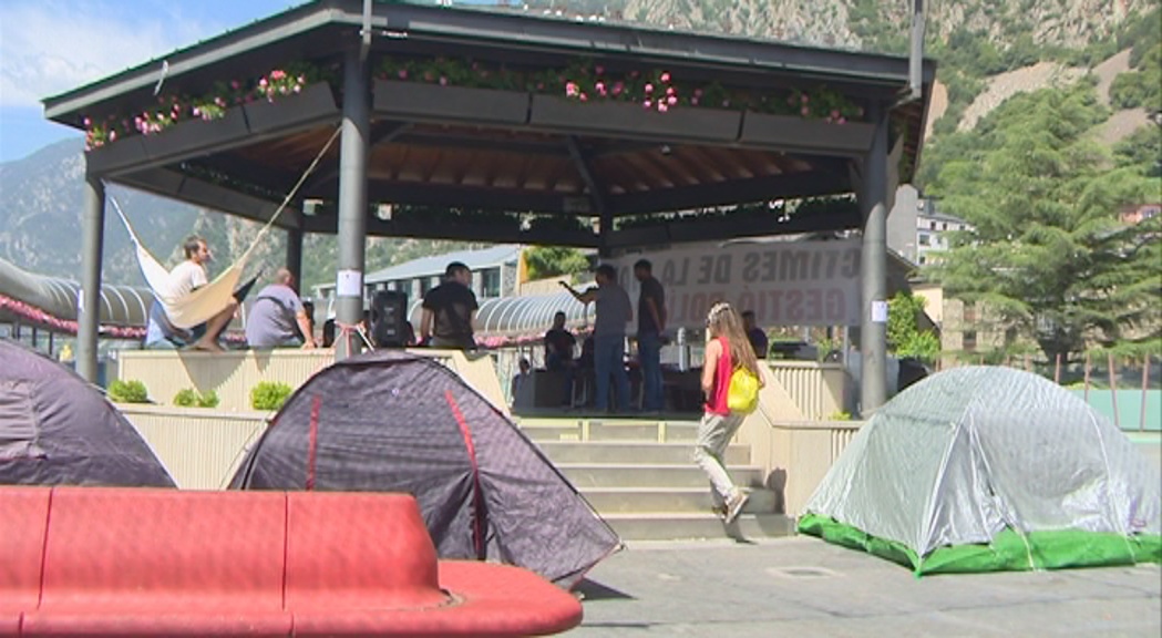 Unes 50 persones passen la nit en l'acampada contra el preu del lloguer