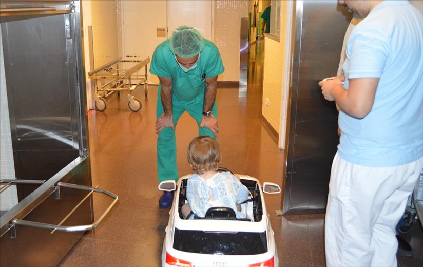 L'hospital ha estrenat el cotxe infantil teledirigit perqu&eg