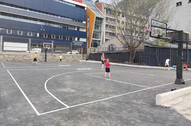 Les obres de les pistes de bàsquet urbanes del carrer Prat