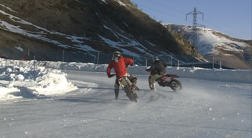 Els representants andorrans de l'Andros mostren com es pilota al gel sobre dues rodes