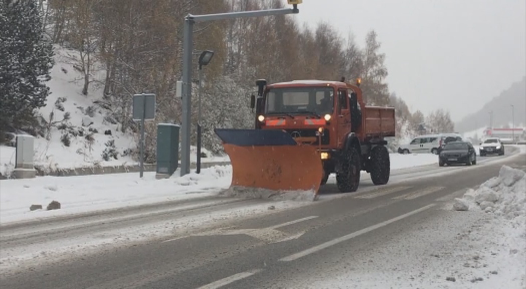 Reportatge: La preparació de les carreteres per a la temporada d'hivern