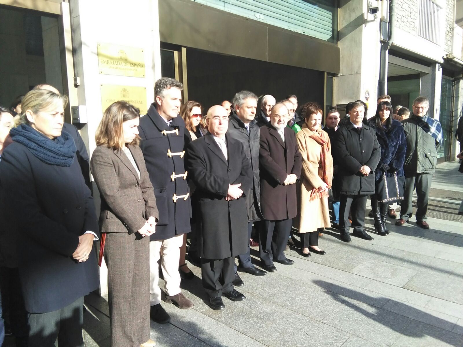 Minut de silenci a l'ambaixada d'Espanya per l'atemptat a Kabul