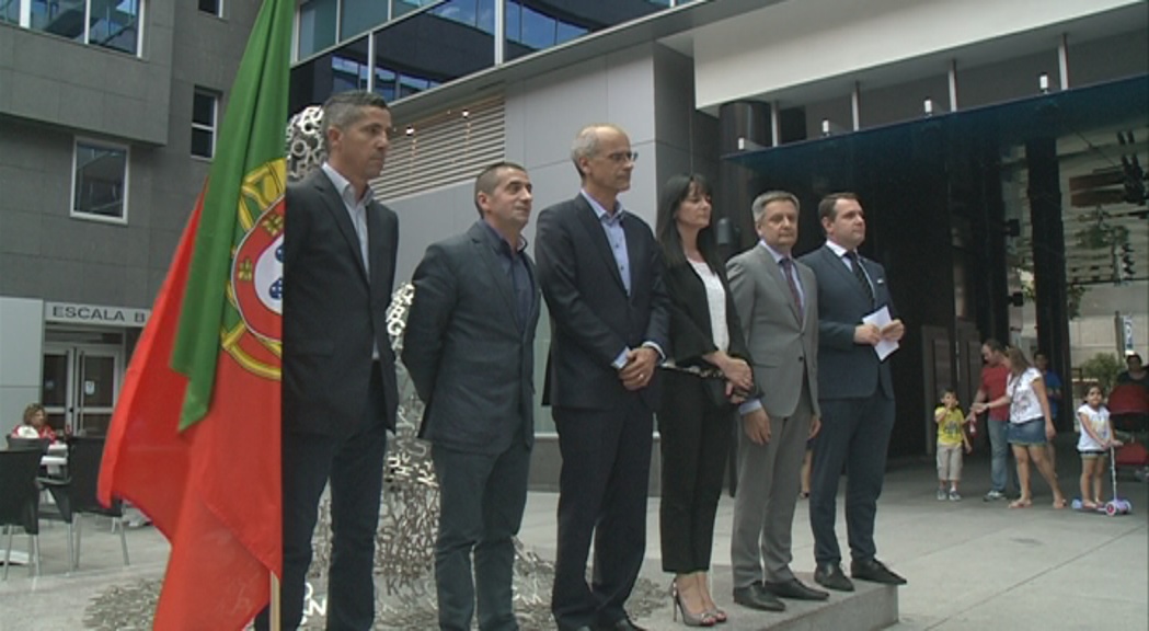 Ciutadans i autoritats reten homenatge a les víctimes de l'incendi de Portugal al consolat
