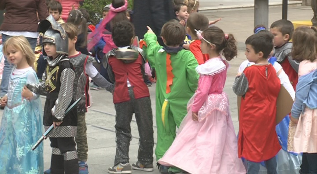 Cavallers i princeses envaeixen la plaça Coprínceps per Sant Jordi