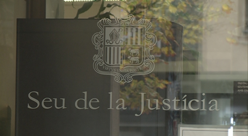 El Tribunal de Corts jutja dos homes acusats de violar i fer toca