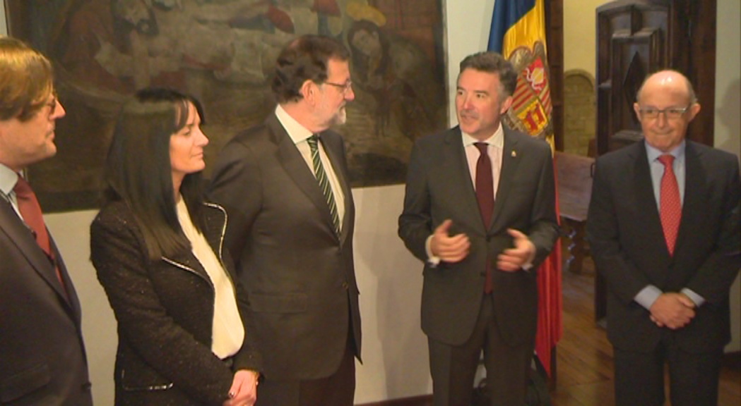 Els síndics mostren a Mariano Rajoy una part de la història d'Andorra