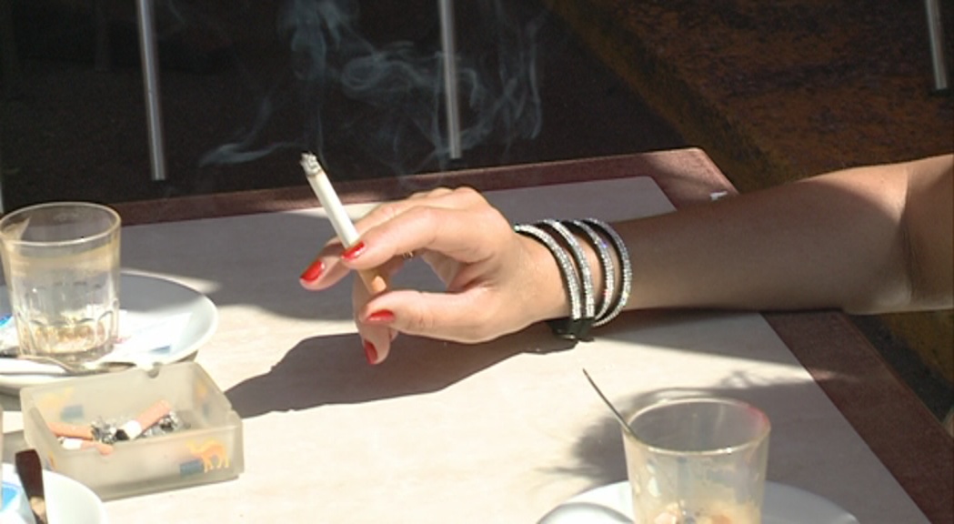 Reportatge: Un 54% de la població encara fuma