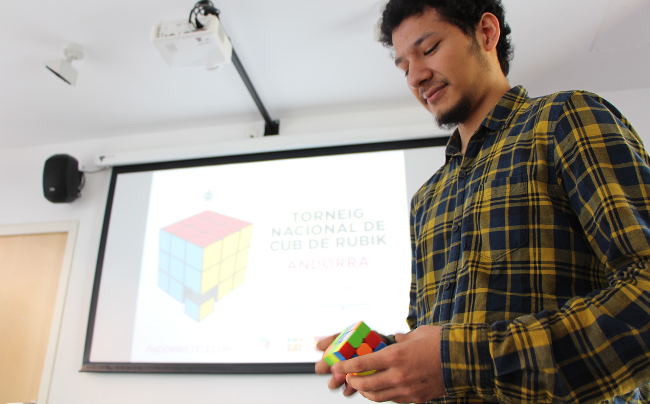 Resoldre un cub de Rubik en qüestió de segons
