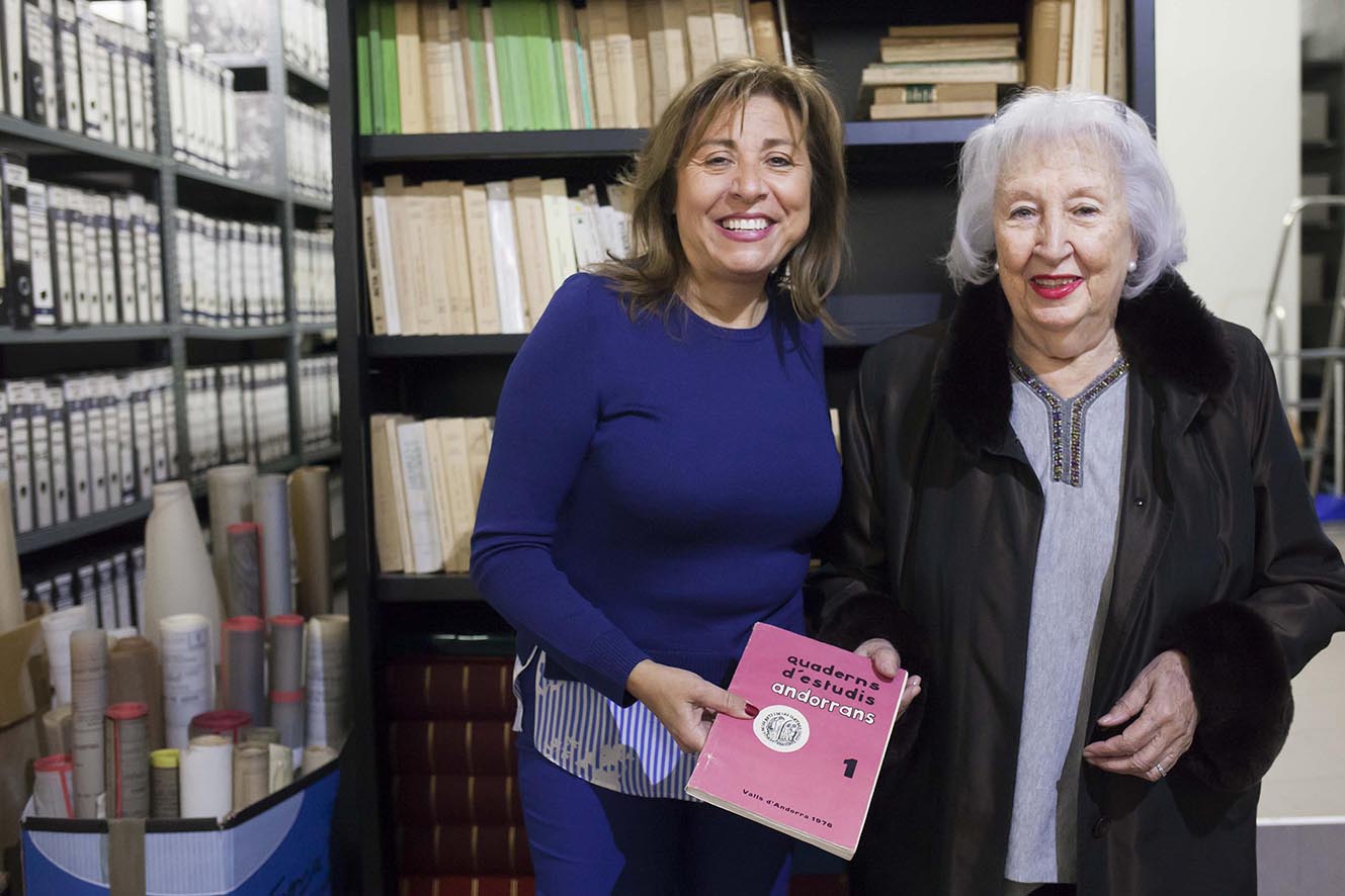 La vídua de David Guasch dona part del ric fons bibliogràfic a Andorra la Vella