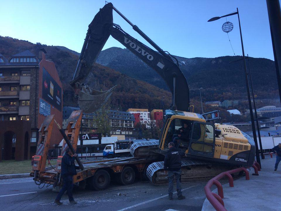 Cau una excavadora d'un camió a l'avinguda Tarragona