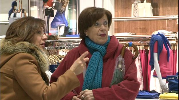 Norma Duval s'envolta d'admiradores, de visita a Andorra
