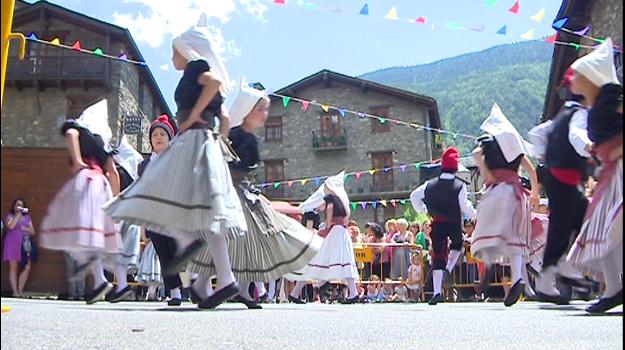 Jornada central del Roser d'Ordino amb ball i plega de roses pels carrers
