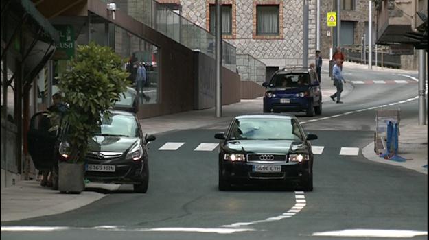 Els vehicles tornen a circular per l'avinguda del Pont de la Tosca