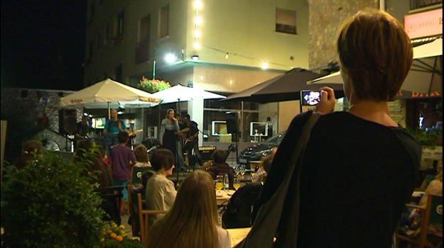 Satisfacció dels comerciants del barri antic de la capital amb els concerts al carrer