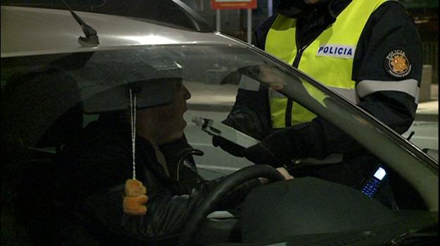 Detingudes quatre persones per conduir sota els efectes de l'alcohol