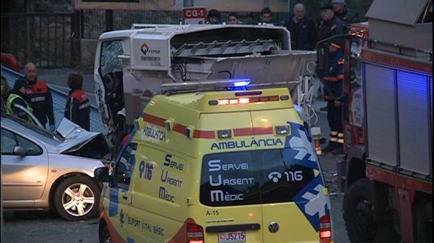 Dues persones ferides en col·lidir frontalment dos vehicles a Sant Julià