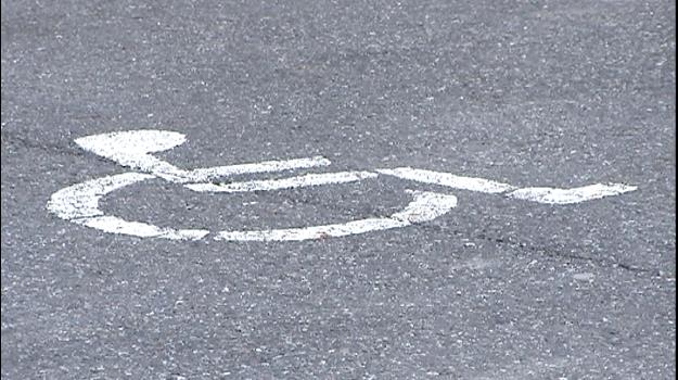 Els discapacitats aplaudeixen la creació de la nova targeta d'aparcament