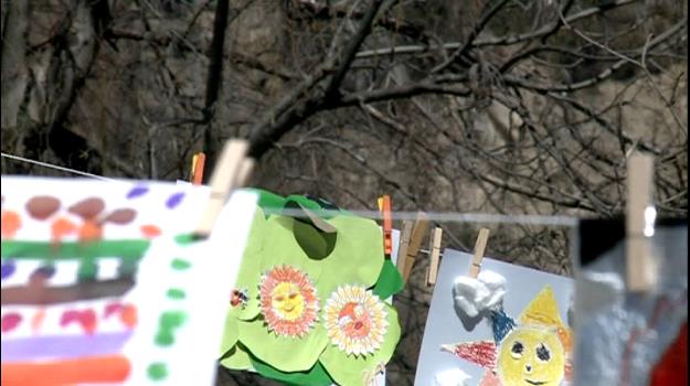 Padrins i infants omplen d'art el carrer amb  "La Grande Lessive"