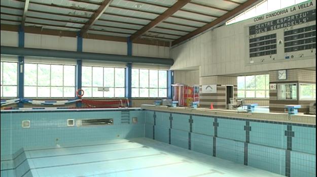 La piscina interior dels Serradells tacarà tot l'estiu per reformes