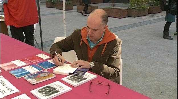 Els autors nacionals signen els llibres a les parades Escaldes-Engordany