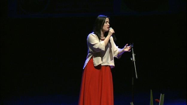 La fadista Vanessa Quinteiro canta en l'aniversari de la revolució dels clavells