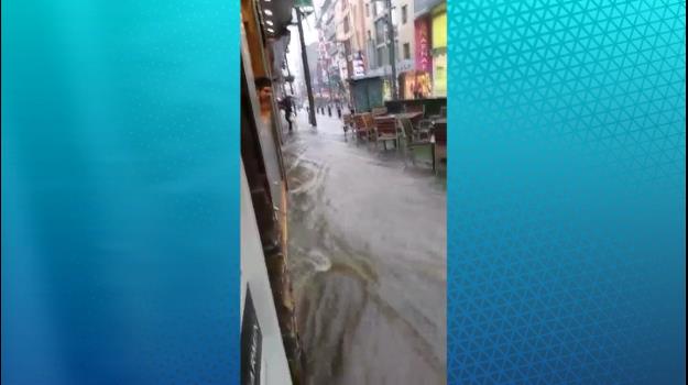 La intensa pluja causa una inundació sobtada a l'avinguda Meritxell