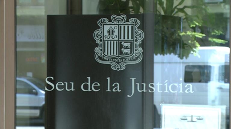 Jutgen un resident portuguès acusat d'un delicte d'exhibicionisme