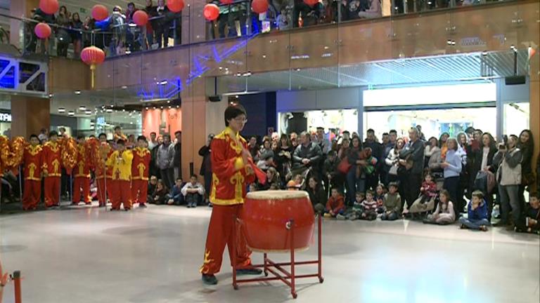 Les danses del drac i el lleó feliciten l'entrada a l'any nou xinès