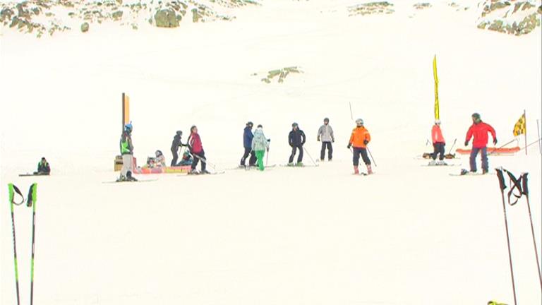 Els turistes aprofiten els últims dies de neu a les pistes