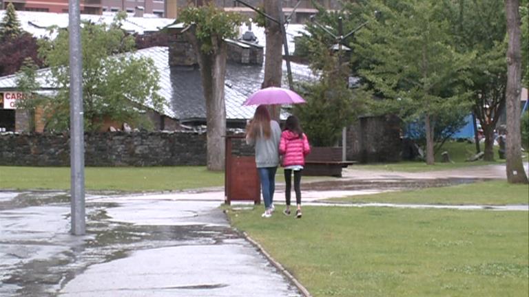 La pluja obliga a suspendre bona part dels actes de la Festa de la Joventut