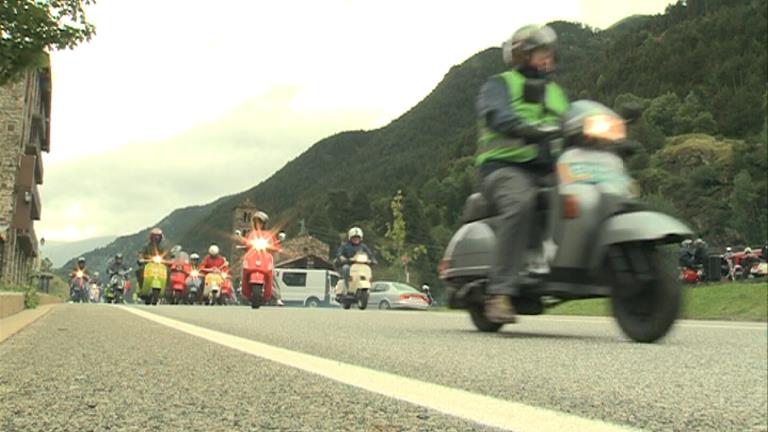 La segona edició de Vespandorra reuneix 80 motos i 120 participants