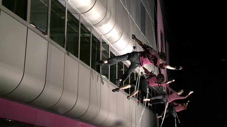 Dansa vertical a la façana del Centre de Congressos