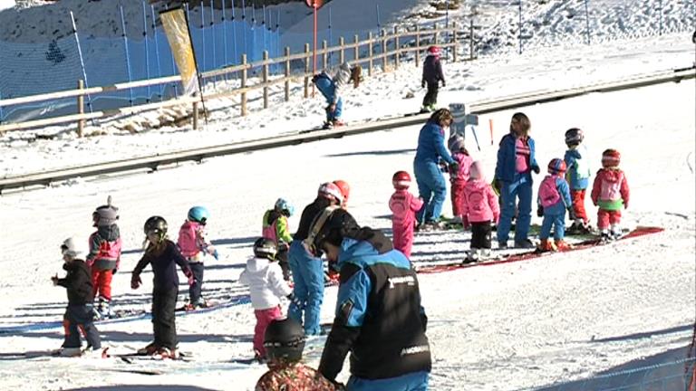 Els monitors d'esquí denuncien que les estacions propicien l'intrusisme
