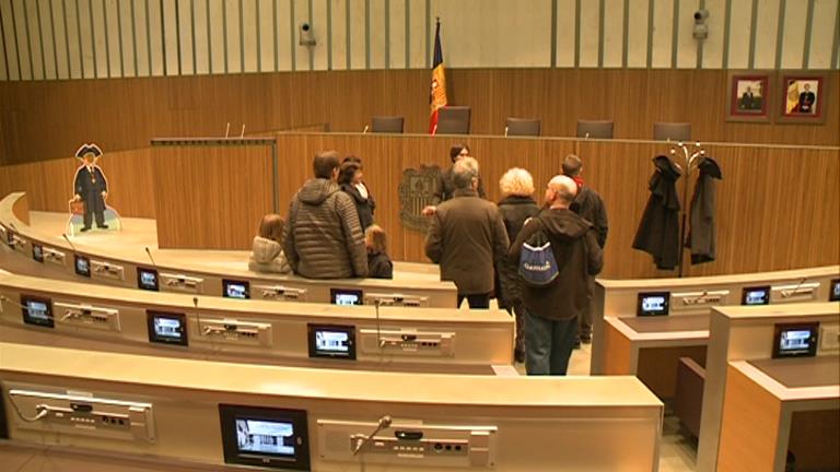 Ciutadans i turistes s'endinsen al Consell per conèixer el seu funcionament
