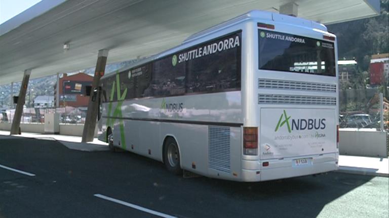 Test de maniobrabilitat a les andanes de la nova estació d'autobusos