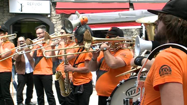 Els canaris 101 Brass Band guanyen el Walking Street Music