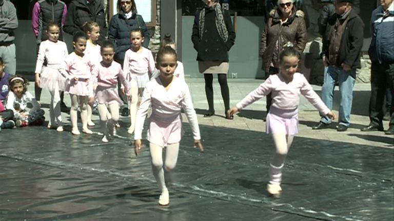 El Dia Internacional de la Dansa omple els carrers d'exhibicions i tallers
