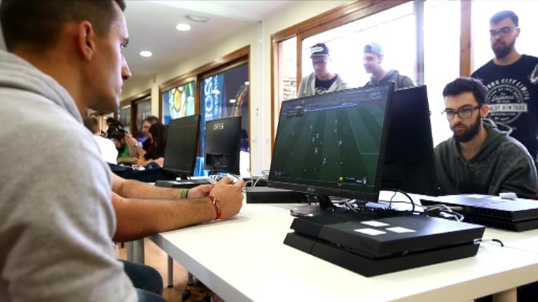 Prop de 150 jugadors s'enfronten en la primera competició d'esports electrònics