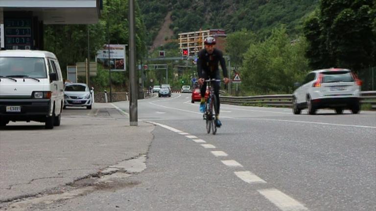 Reportatge: ciclistes i conductors, una convivència a la carretera no sempre fàcil