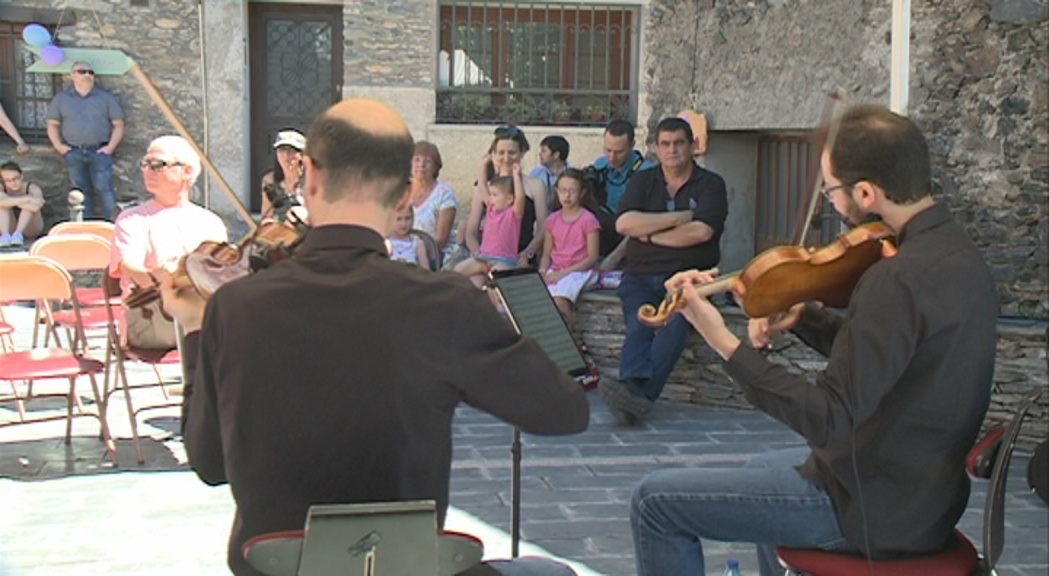 El duo de violins de l'ONCA Bàsic actua al Summer Village d'Ordino