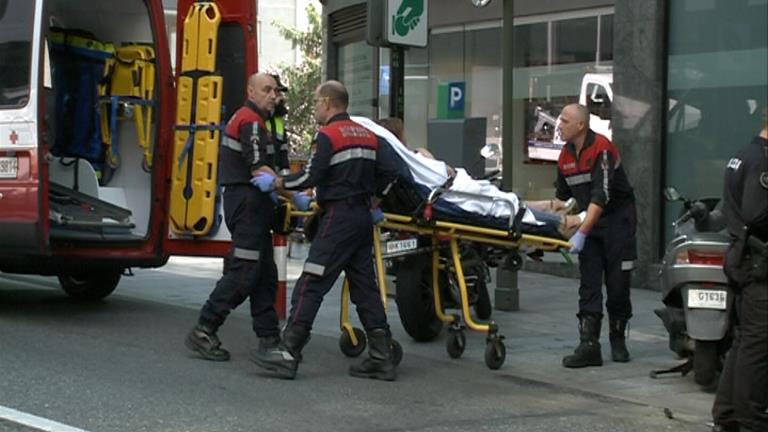 Un ferit en un accident de trànsit al carrer Prat de la Creu