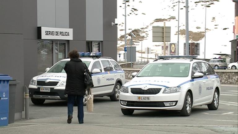 Una dona causa danys valorats en més de 1.700 euros en un vehicle aparcat erròniament a la seva plaça