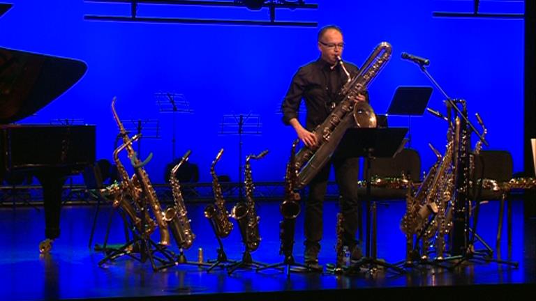 Frédéric Couderc s'acompanya de 25 saxofons per narrar la història de l'instrument