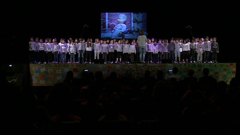 Més de 600 alumnes llancen un missatge de pau en la cinquena cantada interescolar