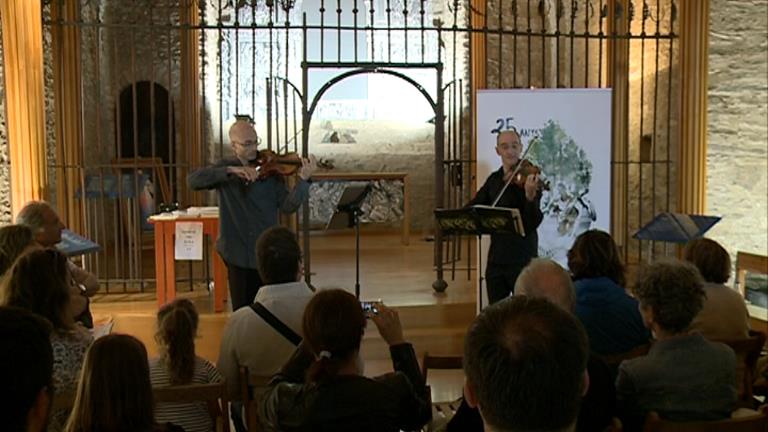 El so dels violins del duo Dolce Corda arriba al santuari de Meritxell