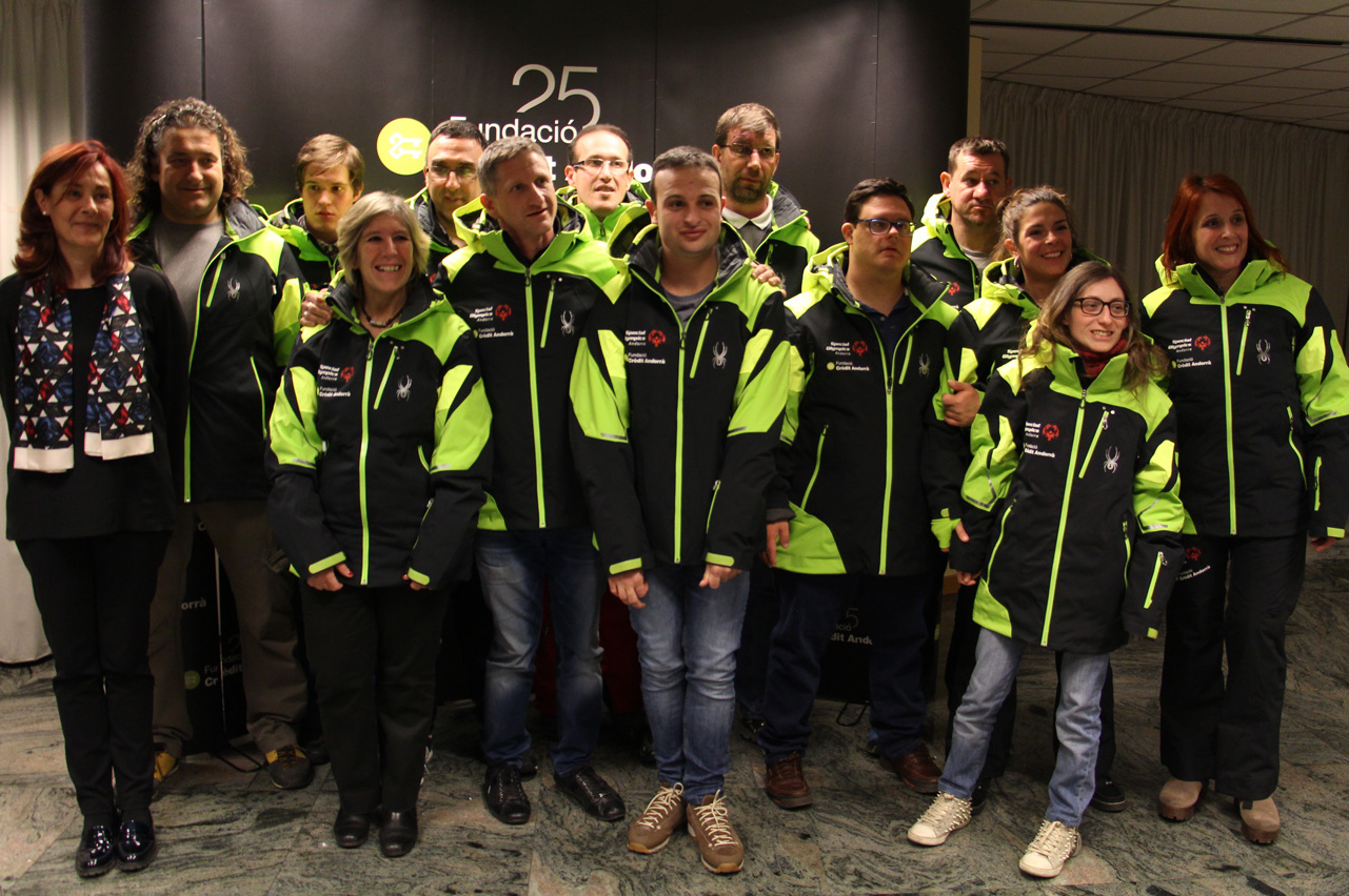 La Fundació Crèdit Andorrà lliura el nou equip d'esquí als Special Olympics Andorra