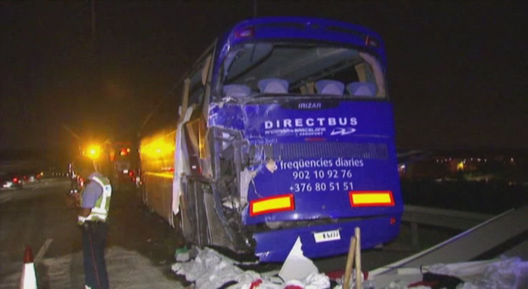Tres ferits en un accident a l'A-2 entre un autocar d'Andorra i un camió